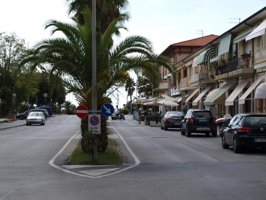 Il Pontile Holidays Apartment Marina di Pietrasanta Zimmer foto
